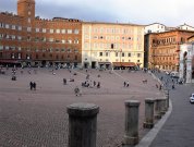 Piazza del Campo
a Siena
(7777 bytes)